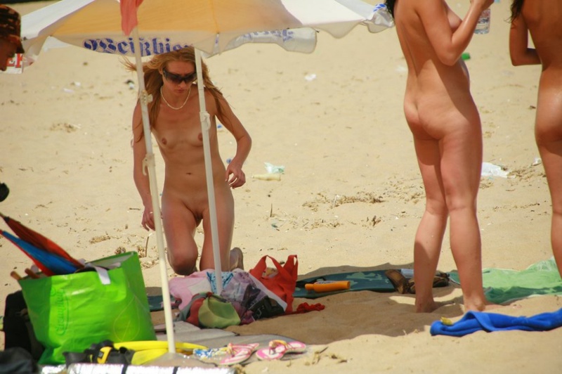 Четыре лесбиянки гуляют по пляжу без купальников 1 фотография