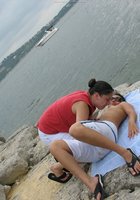Две лесбиянки отдыхают возле моря 7 фото