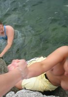 Две лесбиянки отдыхают возле моря 10 фотография
