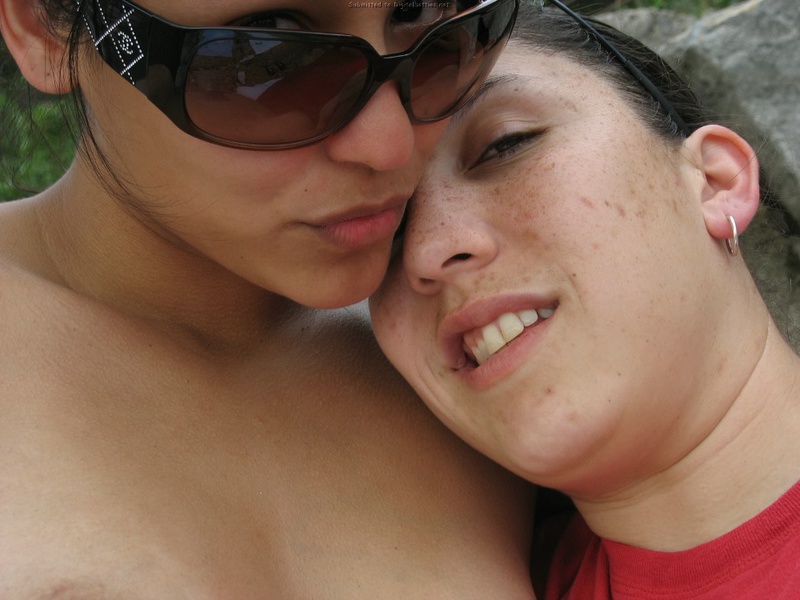 Две лесбиянки отдыхают возле моря 13 фотография