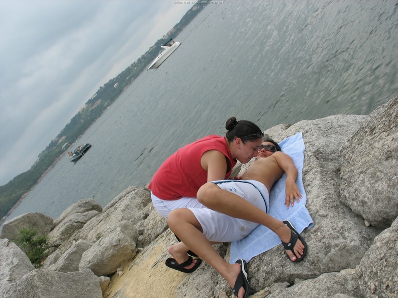 Две лесбиянки отдыхают возле моря 7 фотография