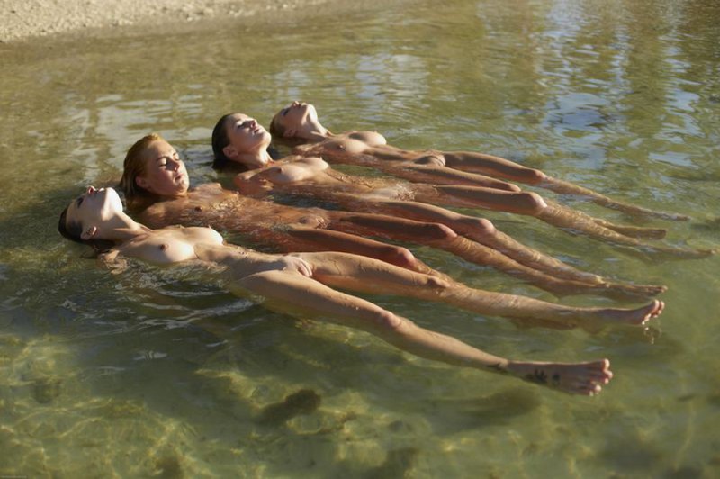 Четыре голе лесбичянки отдыхают в Тайланде 19 фотография