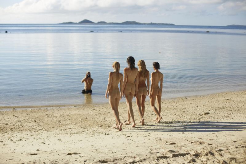 Четыре голе лесбичянки отдыхают в Тайланде 15 фотография