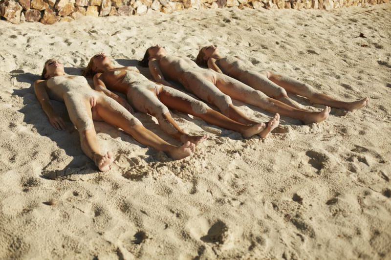 Четыре голе лесбичянки отдыхают в Тайланде 35 фотография