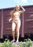 Алена в купальнике развратничает возле железной дороги 6 фотография