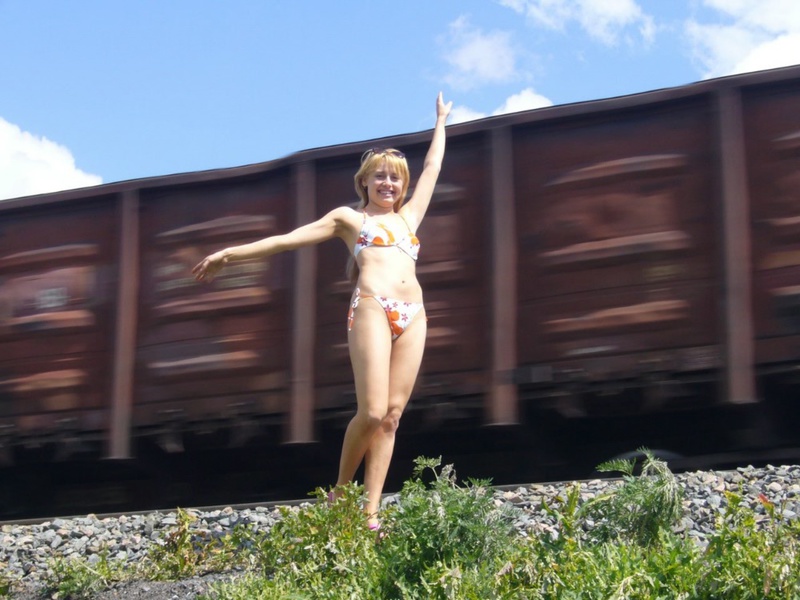 Алена в купальнике развратничает возле железной дороги 1 фотография