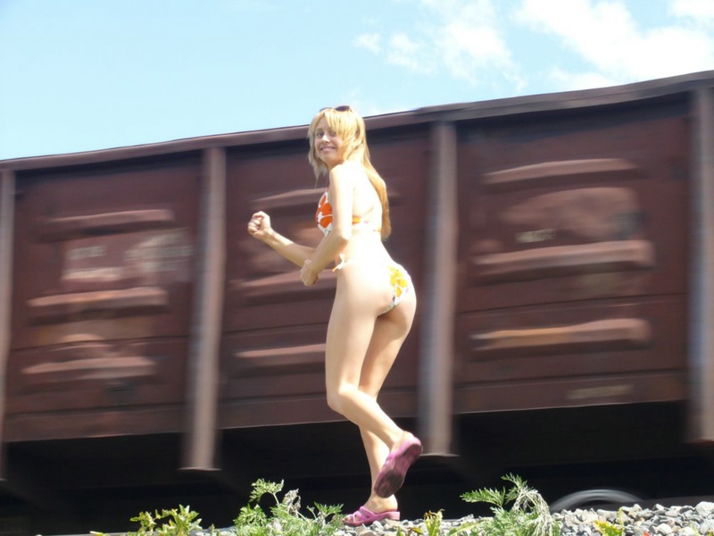 Алена в купальнике развратничает возле железной дороги 5 фотография