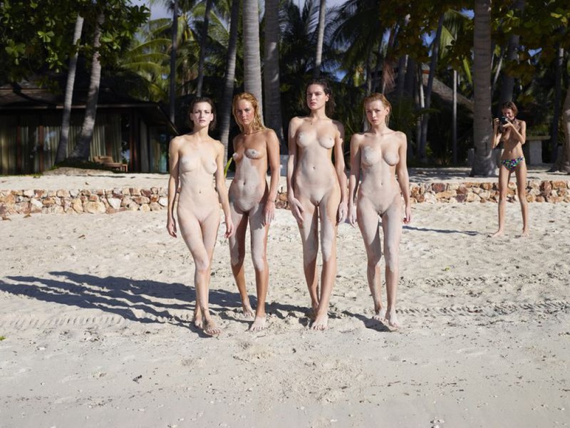 Четыре голые сучки зашли в воду по самые письки 21 фотография