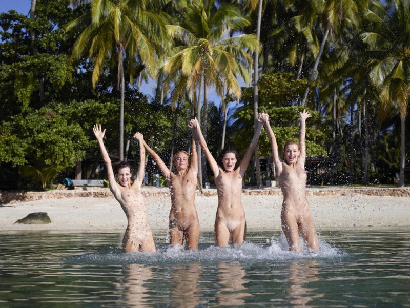 Четыре голые сучки зашли в воду по самые письки 15 фотография