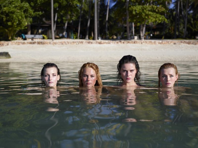 Четыре голые сучки зашли в воду по самые письки 14 фотография