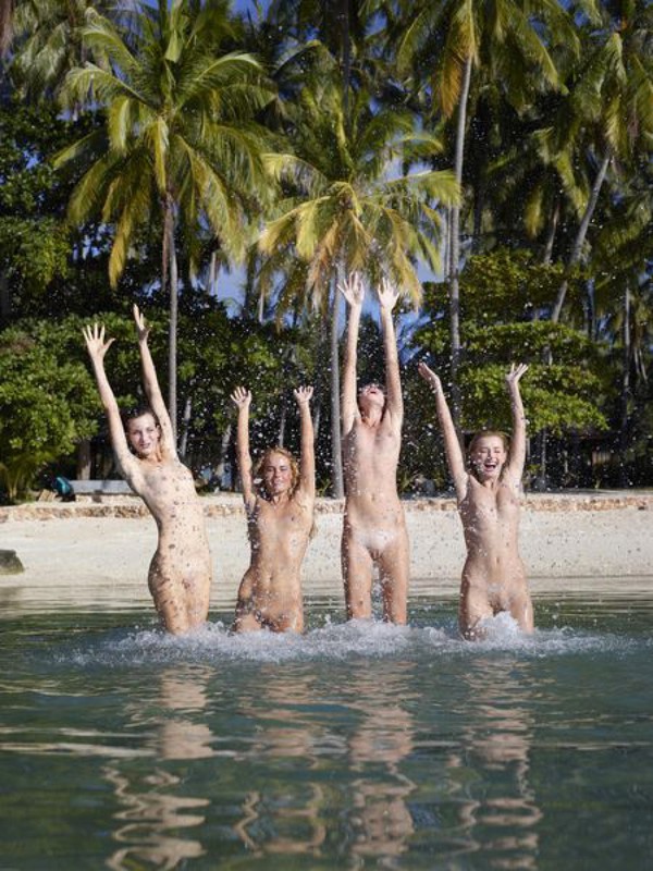 Четыре голые сучки зашли в воду по самые письки 6 фотография