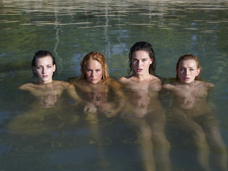 Четыре голые сучки зашли в воду по самые письки 11 фотография