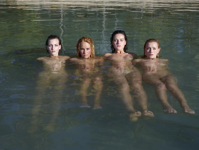 Четыре голые сучки зашли в воду по самые письки 37 фотография