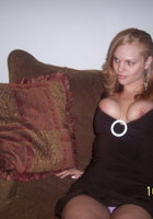 Сидя на диване бестия вывалила титьки из платья 10 фотография