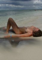 Жена лежит на песке голышом на Мальдивах 10 фото