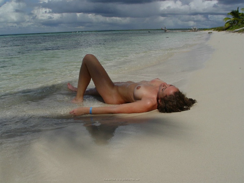 Жена лежит на песке голышом на Мальдивах 10 фотография