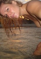 Бикса запечатлела свои груди на пустынном пляже 14 фотография