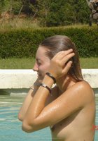Джессика купается в бассейне топлес 8 фотография