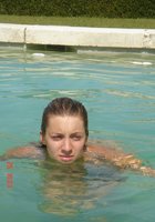 Джессика купается в бассейне топлес 11 фото