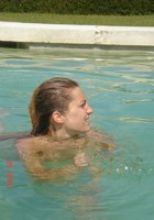Джессика купается в бассейне топлес 12 фото