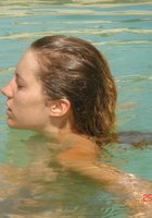 Джессика купается в бассейне топлес 10 фото