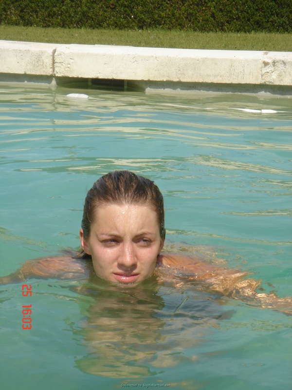 Джессика купается в бассейне топлес 11 фотография