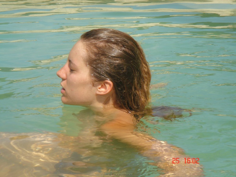 Джессика купается в бассейне топлес 10 фотография