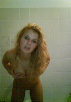 Худенькая блондиночка намыливается в ванной 5 фото