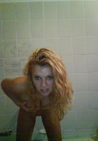 Худенькая блондиночка намыливается в ванной 3 фото