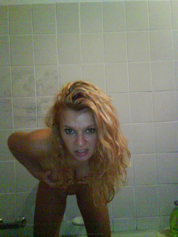 Худенькая блондиночка намыливается в ванной 3 фотография