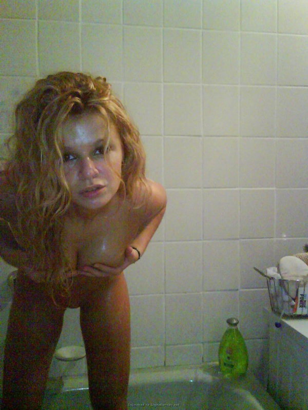 Худенькая блондиночка намыливается в ванной 15 фотография
