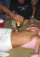 Пьяные грешницы развлекаются на шумной вечеринке 3 фото