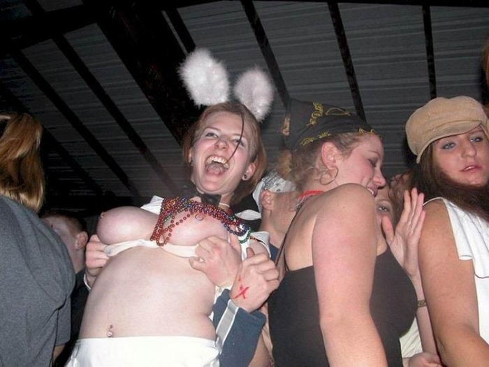 Пьяные грешницы развлекаются на шумной вечеринке 10 фотография