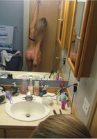 Американки снимают себя в зеркале без одежды 9 фото