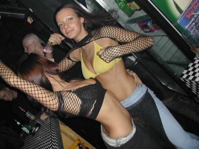 Пьяные баловницы развлекаются на веселой вечеринке 7 фотография