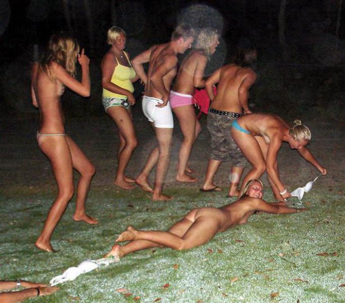 Пьяные баловницы развлекаются на веселой вечеринке 13 фотография