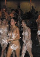 Молодые развратницы отжигают голышом на вечеринках 5 фотография