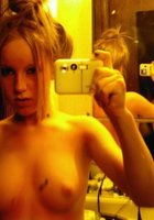Сексуальная сучка снимает свои титьки перед зеркалом 6 фото