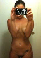 Молодая сучка снимает голое тело стоя у зеркала 5 фото