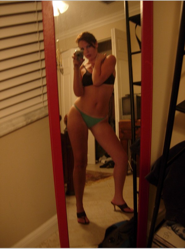 Чика любуется голым телом перед зеркалом 14 фотография