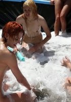Подруги кувыркаются без одежды в бассейне 12 фото