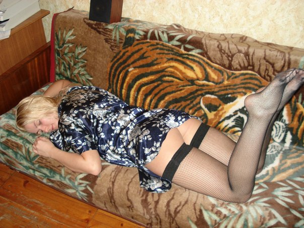 Страстная блонда позирует в спальне в нижнем белье 15 фотография
