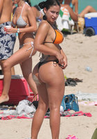 Жгучие сучки отдыхают на пляже в бикини 5 фотография