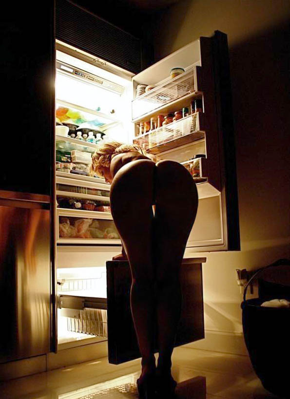 Стервы наклоняются раком чтобы что-то взять из холодильника 8 фотография