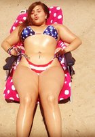 Толстая американка надела патриотичный купальник на прелести 9 фото