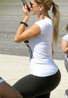 Любительница йоги прячет попку под лосинами 5 фото