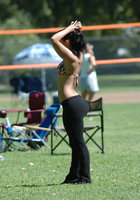 Любительница йоги прячет попку под лосинами 14 фото