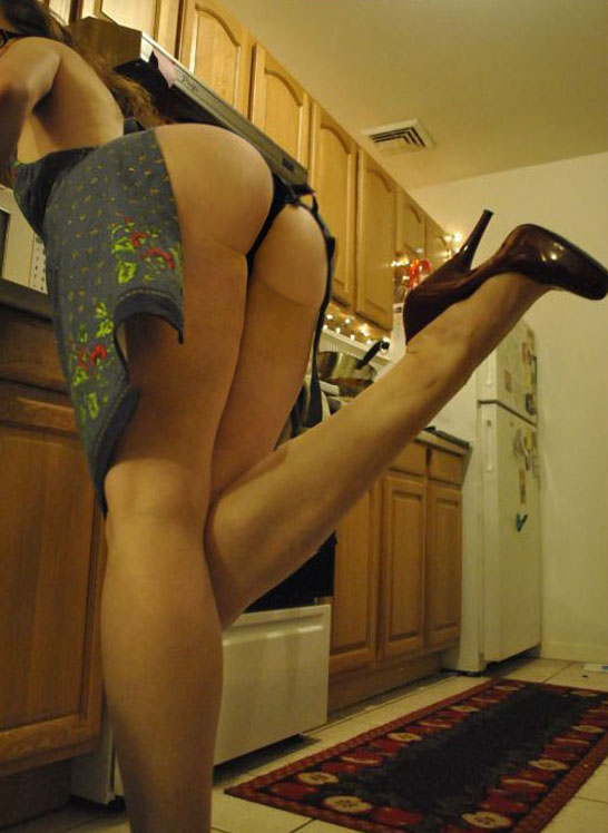 Сексапильные домохозяйки показывают попку стоя на кухне 8 фотография