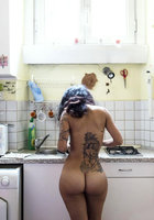 Сексапильная девушка в трусиках готовит ужин на кухне 9 фотография