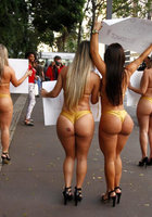 Спортивные девы даже на улице готовы показать попу 9 фото